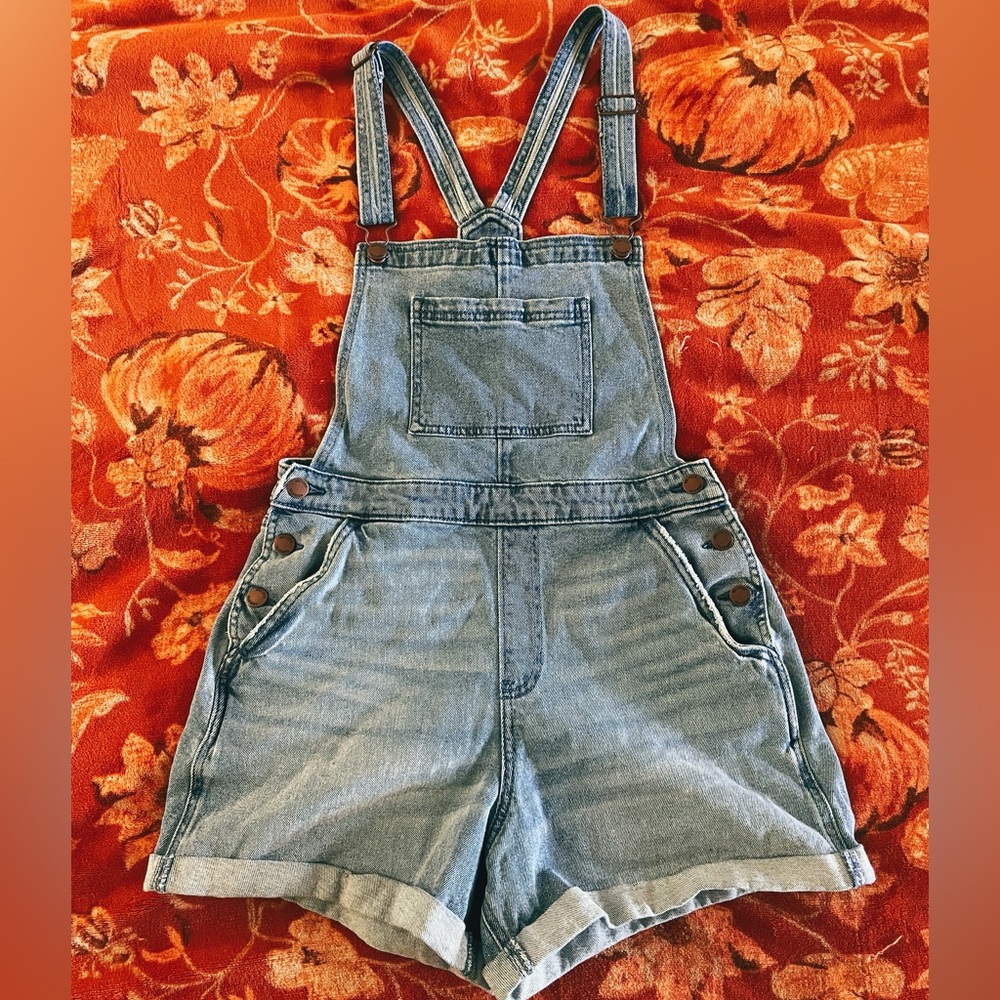 High-wasted overall shorts